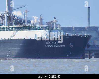 Queenborough, Kent, Regno Unito. 2nd Apr 2022. Aumento dei prezzi dell'energia nel Regno Unito. LNG (gas naturale liquefatto) nave cisterna 'CHEIKH BOUAMAMA' (da Skikda, Algeria) che fornisce gas allo stabilimento di LNG Grain della National Grid, illustrato da Queenborough, Kent. Credit: James Bell/Alamy Live News Foto Stock