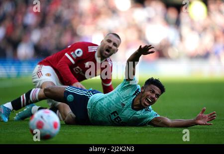 James Justin (a destra) di Leicester City reagisce ad una sfida di Luke Shaw del Manchester United durante la partita della Premier League a Old Trafford, Manchester. Data foto: Sabato 2 aprile 2022. Foto Stock