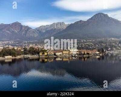 Mandello del Lario sulla riva del Lago di Como, Lombardia, Italia Foto Stock