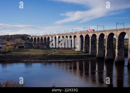 Virgin Trains East Coast class 91 Intercity 225 treno che attraversa il ponte Royal Border (Berwick-upon-Tweed, fiume Tweed) sulla linea principale della costa orientale del Regno Unito Foto Stock