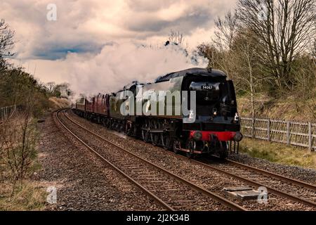 Locomotiva a vapore conservata 34067 Tangmere sulla linea Settle & Carlisle passando per Long Preston 2/4/22 (viaggio di ritorno da Carlisle a Hellifield). Foto Stock