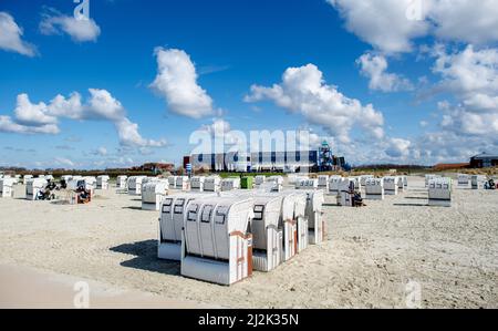 Norddeich, Germania. 02nd Apr 2022. Numerose sedie da spiaggia sono sulla spiaggia in tempo di sole. Nel 04.04.2022 iniziano le vacanze pasquali nella bassa Sassonia, a Brema e nello Schleswig-Holstein. Credit: Hauke-Christian Dittrich/dpa/Alamy Live News Foto Stock