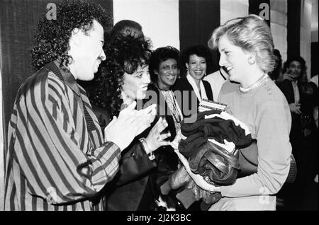 La principessa Diana di HRH, la Principessa del Galles incontra il cantante Amerciano Lionel Richie al suo concerto Wembley Arena.la moglie di Lionel (alla sua sinistra) dona a Diana due giacche in pelle per il Principe William e il Principe Harry. Foto scattata il 6th maggio 1987 Foto Stock