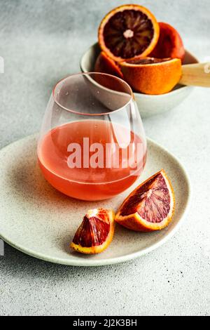 Bicchiere di succo d'arancia siciliano appena spremuto e arance fresche Foto Stock