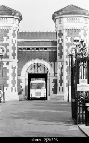 I tifosi di Liverpool sono stati estradati in Belgio, per far fronte alle accuse di manmacello derivanti dalla sommossa del 1985 all'Heysel Stadium, in cui sono state uccise 39 persone. Heysel Stadium disastro 1985. Lasciarono la prigione di Workwood Scrums in due furgoni carcerati per raggiungere la base RAF di Brize Norton vicino Oxford, prima di atterrare nella sezione militare dell'aeroporto di Bruxelles. 9th settembre 1987. Foto Stock