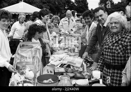 Era una giornata piena di rumore, azione, musica e divertimento. I tradizionali intrattenimenti estivi di Kirklees sono giunti a una conclusione colorata con il Gala Day a Greenhead Park, che ha attirato migliaia di persone nonostante il tempo umido e coperto. 13th agosto 1988. Foto Stock