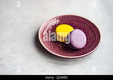 Primo piano dei macaroni di lavanda e limone su un piatto Foto Stock