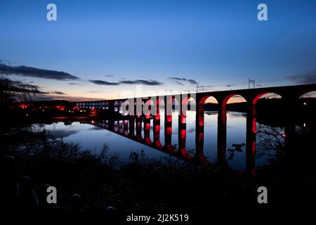 Ponte di confine reale, Berwick su Tweed costa est linea principale UK (fiume Tweed) stoner costruito viadotto ferroviario arco Foto Stock
