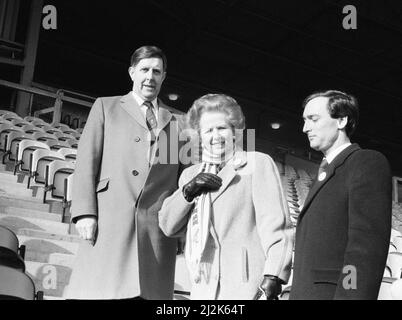 Margaret Thatcher PM, visita Valley Parade, sede del Bradford City Football Club, venerdì 20th febbraio 1987. Il primo Ministro ha ispezionato la riqualificazione del Valley Parade Ground, richiesta dopo un devastante incendio di sabato 11th maggio 1985, che ha ucciso 56 persone e ferito almeno 265 altre. La nostra foto mostra ... Margaret Thatcher PM con il presidente Stafford Heginbotham. Foto Stock