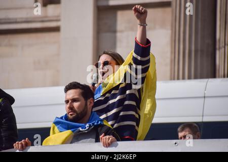 Londra, Regno Unito. 2nd aprile 2022. I manifestanti continuano a riunirsi a Trafalgar Square in solidarietà con l’Ucraina, mentre la Russia intensifica il suo attacco. Credit: Vuk Valcic/Alamy Live News Foto Stock