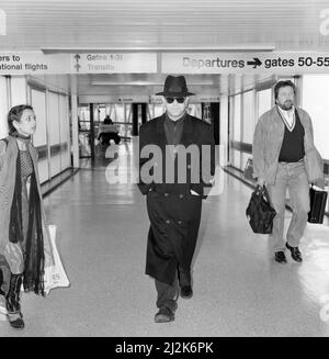 Elton John all'aeroporto di Heathrow, Londra. 26th agosto 1987. Foto Stock