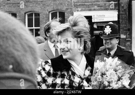 La principessa Diana, Principessa del Galles visto qui arrivando alla stazione di Middlesbrough durante una visita a Teesside. Il 18 marzo 1987 Foto Stock