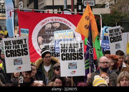 Manchester Regno Unito. COSTO DELLA MANIFESTAZIONE DI CRISI VIVENTE 2nd APRILE 2022 lo sdegno pubblico sul costo della crisi vivente ha causato una grande manifestazione nel centro di Manchester il sabato 2 aprile a partire dal 1pm Piccadilly Gardens nel centro di Manchester. Organizzata dall'Assemblea dei popoli, la protesta fa parte di una giornata nazionale d'azione che ha visto le marce che si svolgono in 25 città del Regno Unito. Foto: Garyroberts/worldwidefeatures.com Credit: GaryRobertsphotography/Alamy Live News Foto Stock