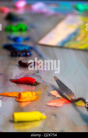 Vernici ad olio pronte per la miscelazione su una superficie di vetro con coltello a palette Foto Stock