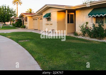 Case di città beige con tende verdi a Sun City, Arizona, Stati Uniti Foto Stock