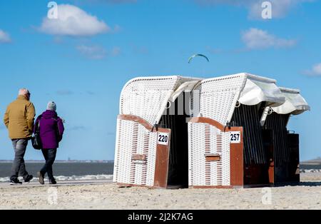 Norddeich, Germania. 02nd Apr 2022. Sedie da spiaggia stand in tempo di sole per ulteriore distribuzione sulla spiaggia. Nel 04.04.2022 iniziano le vacanze pasquali nella bassa Sassonia, a Brema e nello Schleswig-Holstein. Credit: Hauke-Christian Dittrich/dpa/Alamy Live News Foto Stock