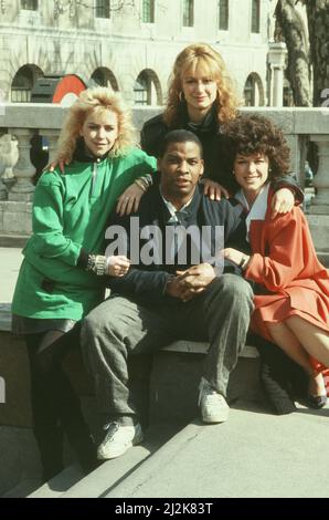 Il cast di OCCHI GATTI. Serie TV Detective. C.A.T.S. Eyes era una serie televisiva britannica realizzata DA TV per ITV tra il 1985 e il 1987. La serie è stata una spin-off dal Gentle Touch, e ha visto Jill Gascoine rivivere il suo ruolo di Maggie Forbes, dopo aver lasciato la polizia per unirsi a un'agenzia investigativa privata tutta femminile chiamata 'Eyes', con sede nel Kent, che è in realtà un fronte per un team di uffici domestici chiamato C.A.T.S. (Sezione Tamigi attività coperte). L'immagine mostra . Leslie Ash (in verde) , Jill Gascoine (in arancione) , Tracy Louise Ward (in nero) e Don Warrington. (Seduta al centro) immagine ta Foto Stock