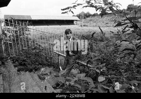 Malcolm McDonald presso il campo da calcio di Charlton Athletic, la Valle, in stato di disfacimento, 2nd giugno 1987. Foto Stock