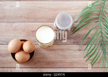 vista dall'alto delle uova in un arco e un bicchiere di latte sul tavolo Foto Stock