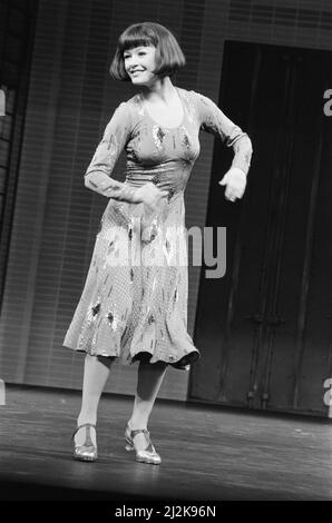 Catherine Zeta Jones balla e gioca la parte di Peggy Sawyer in 42nd Street, che ha aperto nell'aprile 1987 al Theatre Royal Drury Lane di Londra. Nel 1987, quando aveva 17 anni, Zeta-Jones fu scelta come secondo sottostudio all'attrice principale in una produzione West End di 42nd Street. Durante uno degli spettacoli, sia la stella che il primo sottostudio non erano disponibili, e Zeta-Jones è stato chiesto di giocare il ruolo di Peggy Sawyer¿una ragazza coro che diventa una stella. Il produttore è rimasto impressionato dalla sua capacità di agire e le ha permesso di svolgere il ruolo per i prossimi due anni. Jill Gascoine, Foto Stock