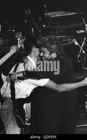 George Michael e Andrew Ridgeley si esibiscono al concerto di beneficenza Stand by Me: AIDS Day alla Wembley Arena di Londra. 1st aprile 1987. Foto Stock