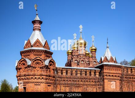 cupole dorate della cattedrale e delle torri del muro del monastero. Chernigovsky Skete a Sergiev Posad, Russia Foto Stock