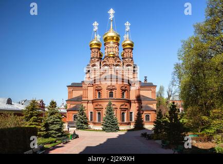 Bella vecchia chiesa di mattoni rossi. Chernigovsky skete a Sergiev Posad, Russia Foto Stock
