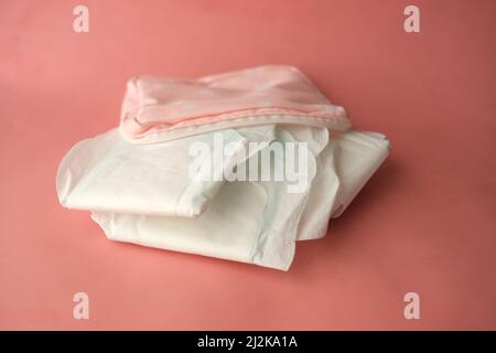 primo piano dell'imbottitura sanitaria su sfondo rosa Foto Stock