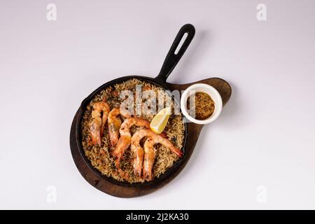 GAMBERETTI E JAMBALAYA ANDOUILLE in un piatto vista dall'alto su sfondo grigio Singapore food Foto Stock