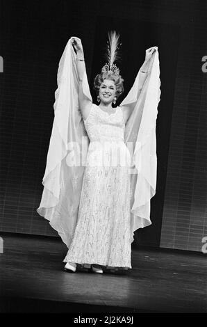 Jill Gascoine, protagonista come Dorothy Brock nel West End musical 42nd Street, che ha aperto nell'aprile 1987 al Theatre Royal Drury Lane di Londra. Jill è meglio conosciuta per il suo ruolo di Maggie Forbes nella serie TV The Gentle Touch. Foto scattata il 6th aprile 1987 Foto Stock