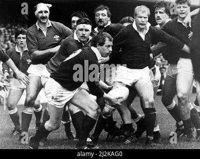 Campionato delle cinque Nazioni 1988. Galles contro Scozia, Stadio Nazionale, Cardiff. Roy Laidlaw prende la palla via per la Scozia. 20th febbraio 1988. Foto Stock