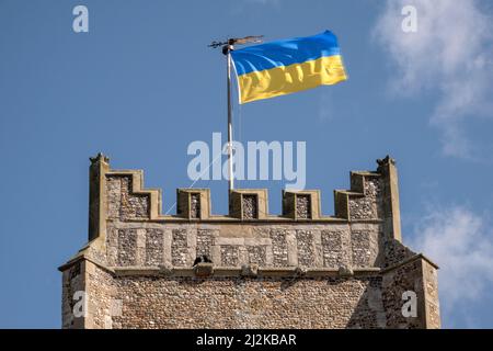 La bandiera bicolore della Repubblica popolare Ucraina che vola dalla torre della chiesa di San Pietro e San Paolo, Aldeburgh, Suffolk. In luce solare brillante. Foto Stock