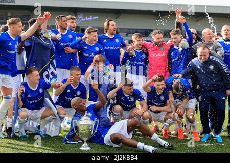 Macclesfield, Regno Unito. 02nd Apr 2022. I giocatori del Macclesfield FC dopo aver vinto la North West Counties Football League Premier Division a Macclesfield, Regno Unito, il 4/2/2022. (Foto di Conor Molloy/News Images/Sipa USA) Credit: Sipa USA/Alamy Live News Foto Stock