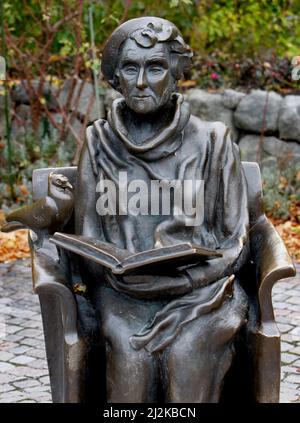 Una statua raffigurante l'autore Astrid Lindgren, che si trova al di fuori di Junibacken su Djurgården. Foto Stock