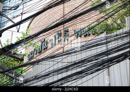 Bangkok, Tailandia. 02nd Apr 2022. Segnaletica dell'Istituto Pride Banomyong dietro la divisione dell'area di costruzione. (Foto di Adirach Toumlamoon/Pacific Press) Credit: Pacific Press Media Production Corp./Alamy Live News Foto Stock