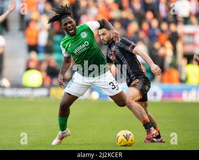 Edimburgo, Regno Unito. 02nd Apr, 2022. Cinch Premiership - Hibernian FC / Dundee United FC 2/4/2022. L'Hibernian ospita il Dundee Utd nella premiership cinch all'Easter Road Stadium di Edimburgo, Midlothian, Regno Unito. PIC mostra: Il difensore belga HibsÕ, Rocky Bushiri, è imbrattato da Dundee Utd Forward, Tony Watt. Credit: Ian Jacobs/Alamy Live News Foto Stock