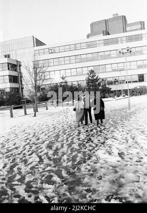 Scene fuori dalla corte della Corona di Leicester dopo che Colin Pitchfork è stato condannato alla prigione a vita dopo aver ammesso gli omicidi separati di Lynda Mann di 15 anni (1983) e Dawn Ashworth di 15 anni (1986), venerdì 22nd gennaio 1988. Fu la prima persona condannata per omicidio sulla base di prove di impronte digitali del DNA, e la prima ad essere catturata come risultato dello screening del DNA di massa. Le nostre immagini mostra ... scene fuori campo. Foto Stock