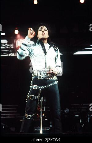 Michael Jackson - in concerto al Cardiff Arms Park - 26th luglio 1988. *Nel Millennium Stadium si terrà uno spettacolo UNICO di tributi di Michael Jackson, con alcune delle più grandi star della musica. Michael Forever il concerto del Tributo sarà proiettato in tutto il mondo, anche nel 3D, quando si terrà il 8 ottobre. La line-up per lo spettacolo è ancora da annunciare, ma la famiglia Jacksons ha detto che sarebbe stato tra le maggiori stelle, tra cui quelli che Jacko stesso ammirato prima della sua morte nel giugno 2009. Si pensa che durerà almeno quattro ore. Chris Hunt, presidente dell'organizzatore Global Live Events, ha dichiarato Th Foto Stock