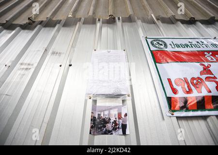 Bangkok, Tailandia. Bangkok, Tailandia. 2nd Apr 2022. Annuncio del permesso di demolire edifici da parte di enti governativi Stuck di fronte alla zona di demolizione dell'Istituto Pride Banomyong. Credit: ZUMA Press, Inc./Alamy Live News Foto Stock