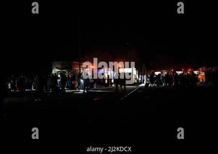 Zaporizhzhya, Ucraina - 1 aprile 2022 - gli autobus che evacuano le persone temporaneamente occupate da Melitopol attraverso un corridoio umanitario sono raffigurati in Zaporizhzhia, Ucraina sudorientale. Foto di Dmytro Smolyenko/Ukrinform/ABACAPRESS.COM Foto Stock