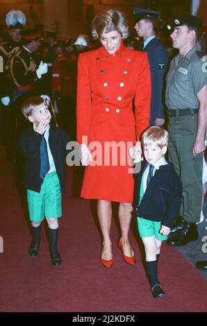 Il Principe Carlo, il Principe del Galles, e la Principessa Diana, la Principessa del Galles, con i loro figli il Principe William (a sinistra) e il Principe Harry (a destra) presento il Torneo reale ad Olympia, Earls Court, a Londra Ovest. Foto scattata il 28th luglio 1988 Foto Stock