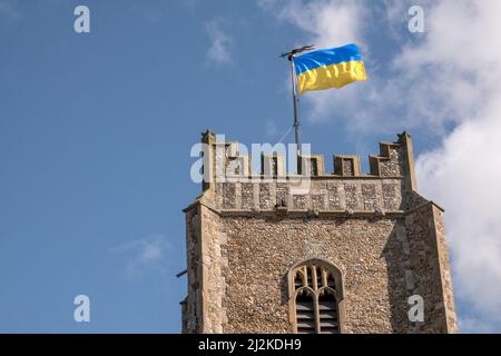 La bandiera bicolore della Repubblica popolare Ucraina che vola dalla torre della chiesa di San Pietro e San Paolo, Aldeburgh, Suffolk. In luce solare brillante. Foto Stock