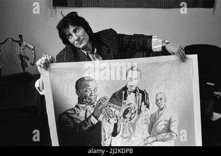 Ronnie Wood, raffigurato nel 1987 con i suoi disegni. Questi disegni sarebbero eventualmente dipinti a colori. In questa foto Ronnie tiene il suo disegno Louis Armstrong (a sinistra) Leon Bismark 'Bix' Beiderbecke (al centro) e Bunk Johnson (a destra). Tutti i musicisti del 1930s. Foto scattata il 20th ottobre 1987 Foto Stock