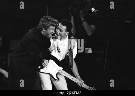 George Michael e Andrew Ridgeley si esibiscono al concerto di beneficenza Stand by Me: AIDS Day alla Wembley Arena di Londra. 1st aprile 1987. Foto Stock