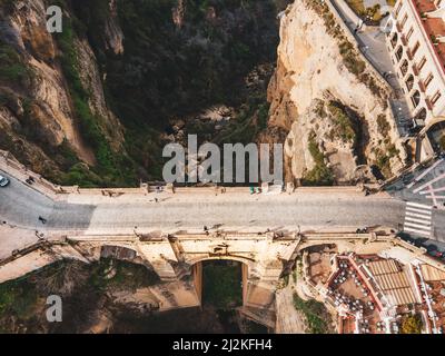 Veduta aerea di Puente Nuevo, il più nuovo e più grande dei tre ponti di Ronda, Spagna Foto Stock