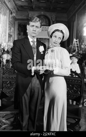 Anthony Andrews come re Edoardo VIII e Jane Seymour come Wallis Simpson sul set di "la donna che amava" in Chantilly. 10th dicembre 1987. Zxsa Foto Stock