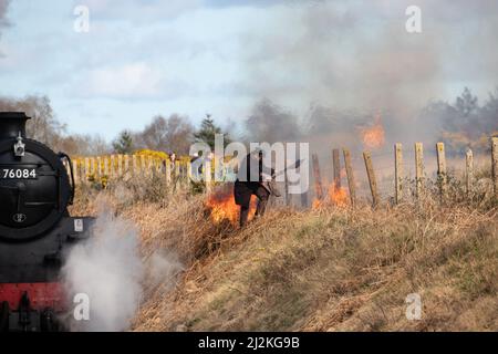 Weybourne, Regno Unito – Aprile 2nd 2022: Fuoco di terrapieno a Kelling Heath durante l'evento di gala di primavera sul North Norfolk Poppy Line Credit: Richard o'Donoghue/Alamy Live News Foto Stock