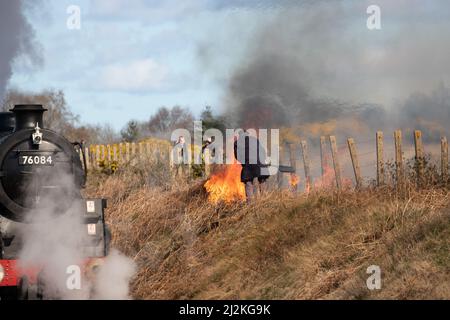 Weybourne, Regno Unito – Aprile 2nd 2022: Fuoco di terrapieno a Kelling Heath durante l'evento di gala di primavera sul North Norfolk Poppy Line Credit: Richard o'Donoghue/Alamy Live News Foto Stock