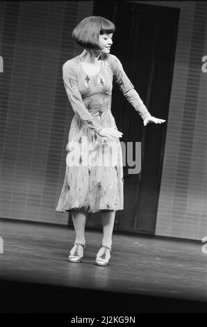 Catherine Zeta Jones balla e gioca la parte di Peggy Sawyer in 42nd Street, che ha aperto nell'aprile 1987 al Theatre Royal Drury Lane di Londra. Nel 1987, quando aveva 17 anni, Zeta-Jones fu scelta come secondo sottostudio all'attrice principale in una produzione West End di 42nd Street. Durante uno degli spettacoli, sia la stella che il primo sottostudio non erano disponibili, e Zeta-Jones è stato chiesto di giocare il ruolo di Peggy Sawyer¿una ragazza coro che diventa una stella. Il produttore è rimasto impressionato dalla sua capacità di agire e le ha permesso di svolgere il ruolo per i prossimi due anni. Jill Gascoine, Foto Stock