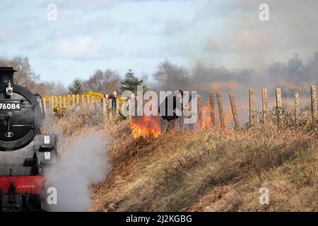 Weybourne, Regno Unito – Aprile 2nd 2022: Fuoco di terrapieno a Kelling Heath durante l'evento di gala di primavera sul North Norfolk Poppy Line Credit: Richard o'Donoghue/Alamy Live News Foto Stock